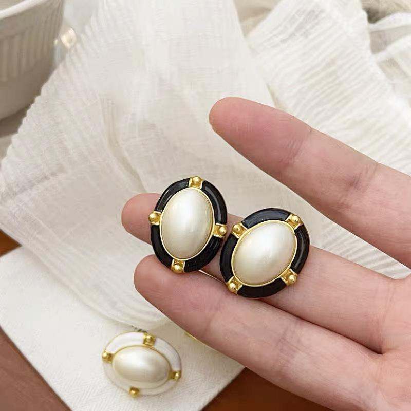 Retro black Xiaoxiangfeng stud earrings women's fashion elegance temperament high-end earrings bow love versatile earrings