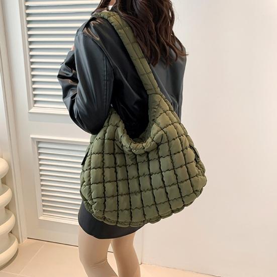 Dámska taška cez rameno Veľkokapacitná taška na zips Jednofarebná Polstrovaná Puffer Prešívaná Tote Taška Cestovanie Nakupovanie Crossbody Taška Puff Sling Bag
