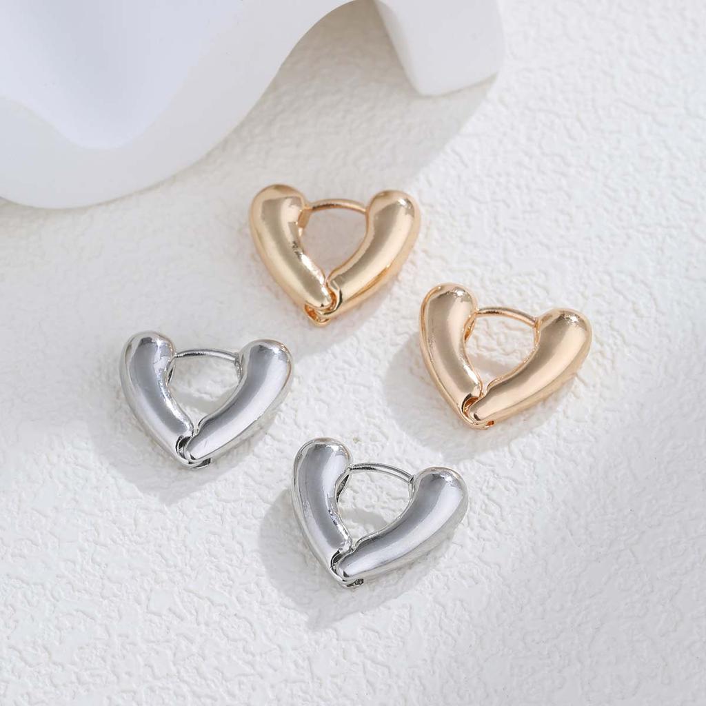 Stylish and Simple, Glossy Love Earrings, Ear Buckles, Women's Exquisite and Small Design, Versatile Temperament, and High-end Heart-shaped Earrings.