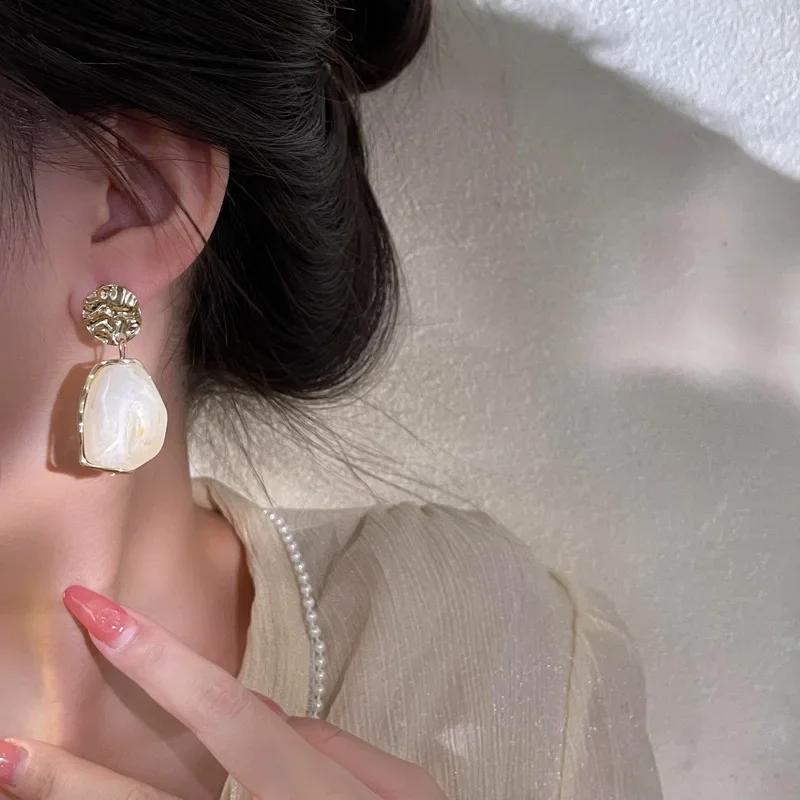 Retro Paleisstijl Overdreven Grote Oorbellen Hars High-end Gevoel Niche Licht Luxe Oorbellen Metaal Onregelmatige Hangende Oorbellen