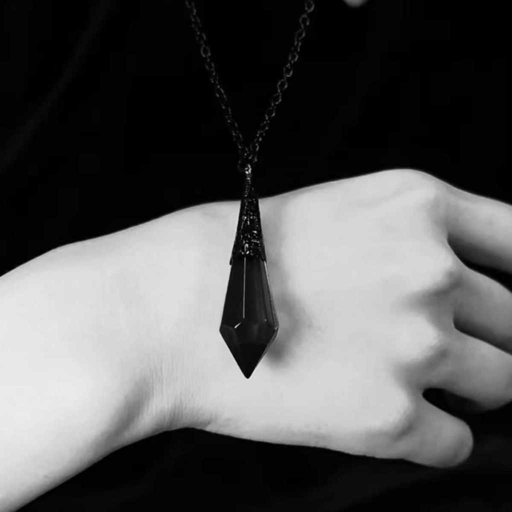 Gotische tiefrote und schwarze Glas-Kristall-Anhänger-Halskette mit Legierungs-Kreuzkette für Damen