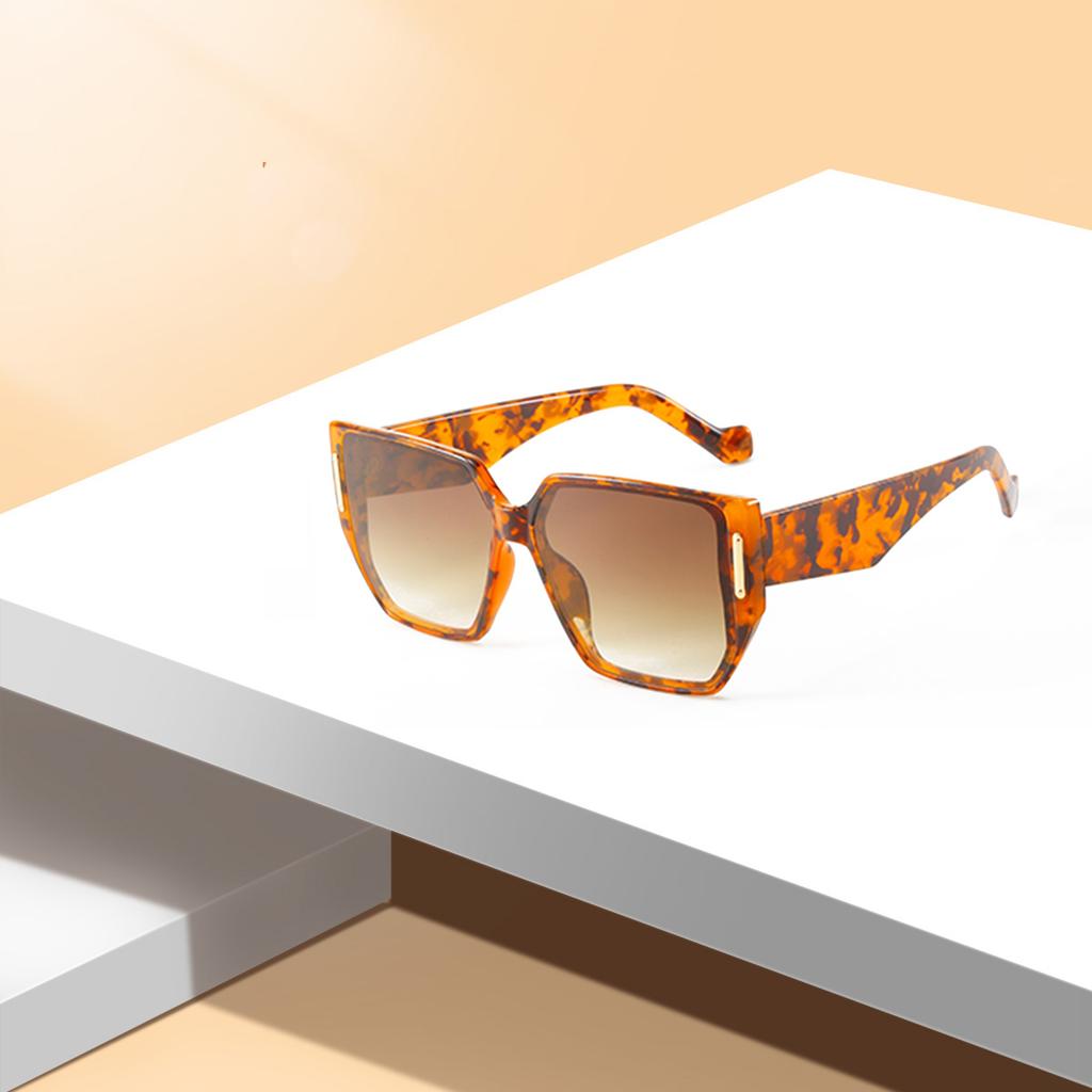 Latest Stylish Female Designer Luxury Sun Eyewear Sexy Square Frame Cat Eye Sunglasses Female Retro UV Protection 400 Eyewear Retro