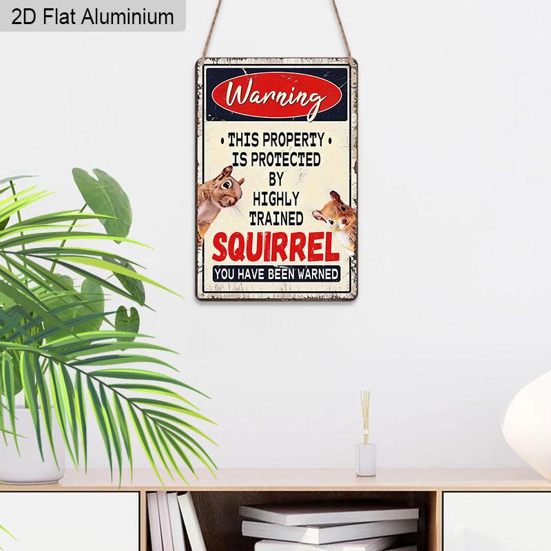 Panneau en aluminium vintage 2D plat 1 pièce « Attention »: Cette Propriété Est Protégée Par un Écureuil Très Entraîné" Humour Animalier Drôle Plaque de Décoration Murale pour la Maison