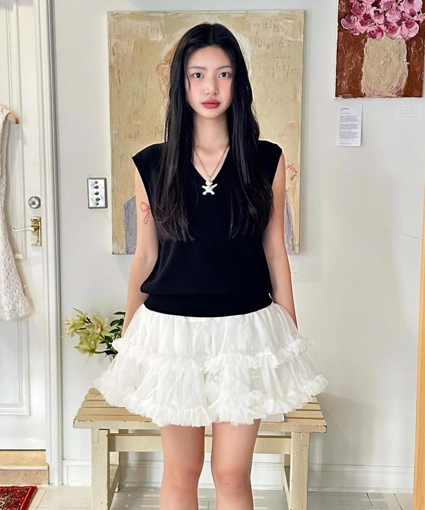 Atiseuteukeompeullegseu Artist High School V-Neck Knit Vest (Black)