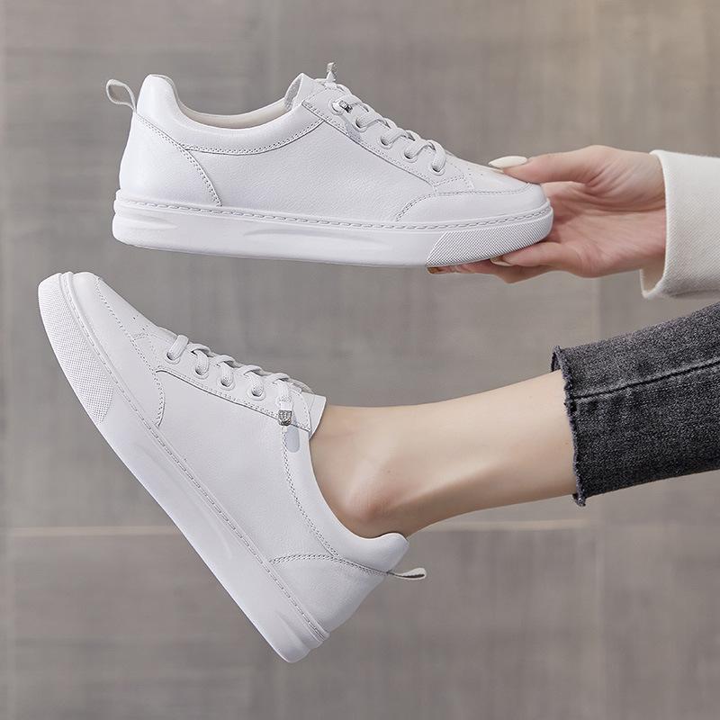 Oryginalne skórzane małe białe buty damskie buty nowy wiosenny gorący styl sportowe buty deskorolkowe warstwa palców skóra bydlęca na każdy mecz casual wiosna i jesień