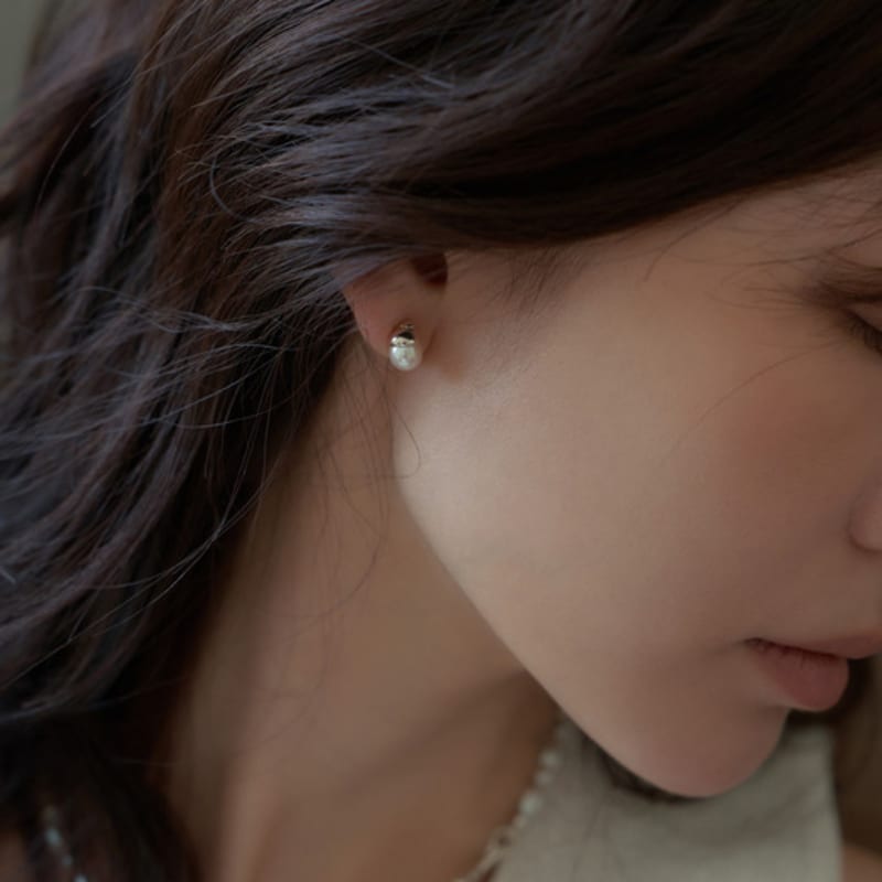 Dawn of Me New. Shell Pearl Earring
