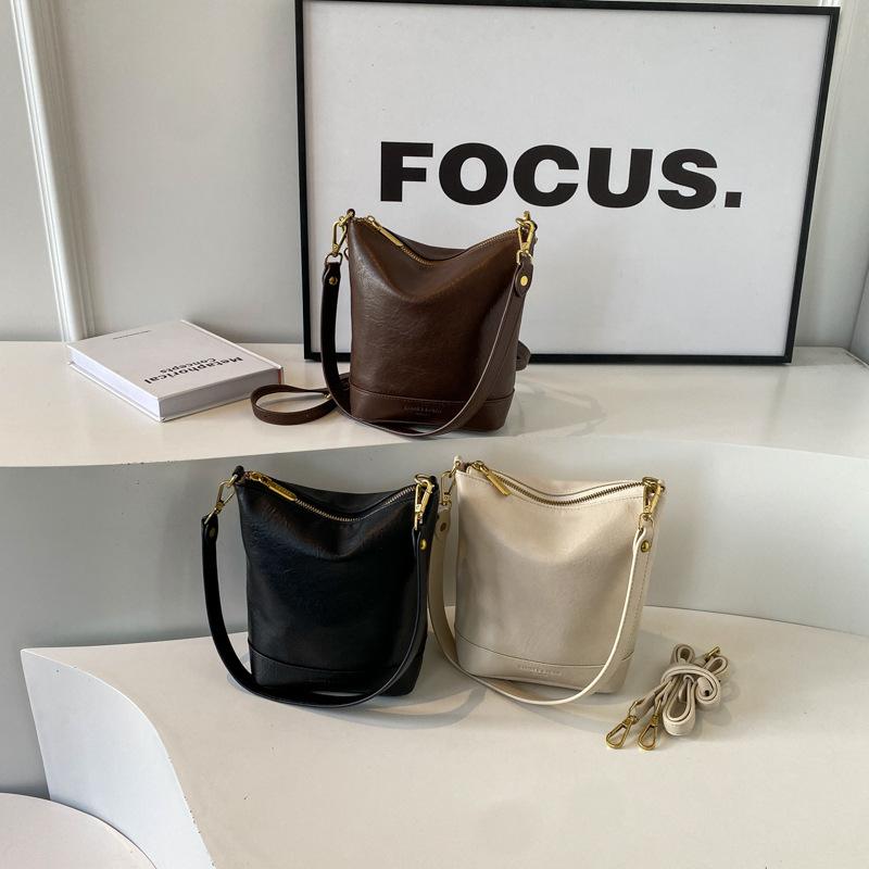 New Casual Simple Bucket Bag Women's Niche Texture Versatile Shoulder Bag Temperament Commuter Fashion Messenger Bag