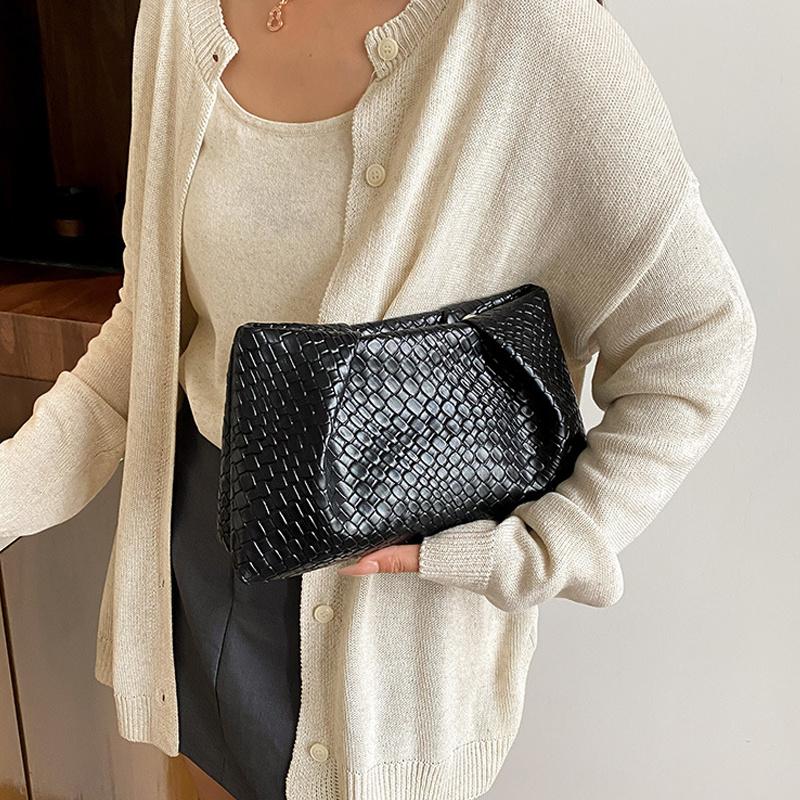 Large Capacity Shoulder Bag New Fashion Popular Woven Commuter Simple Clutch Bags Retro Evening Phone Pocket KTY