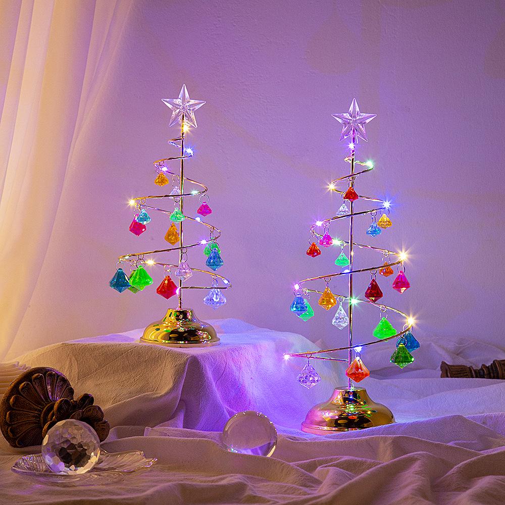 LED Kryštálový vianočný stromček: Galvanicky pokovaný železný stolový ornament a nočné svetlo