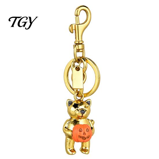 Halloween Keychain Cat Holding Pumpkin Keychain, Metal Car Key Holder Ring Holder, Backpack Handbag Hanging Decorative Accessory Pendant