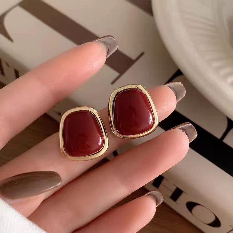 2023 High-End French Retro Geometric Square Earrings for Women