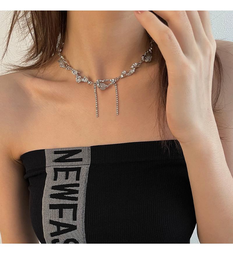 Niche Design, Personalized Vine Flower Tassel Necklace, Women's Light Luxury, High-end Feeling, Inset Cold Wind Neck Chain, Lock Bone Chain