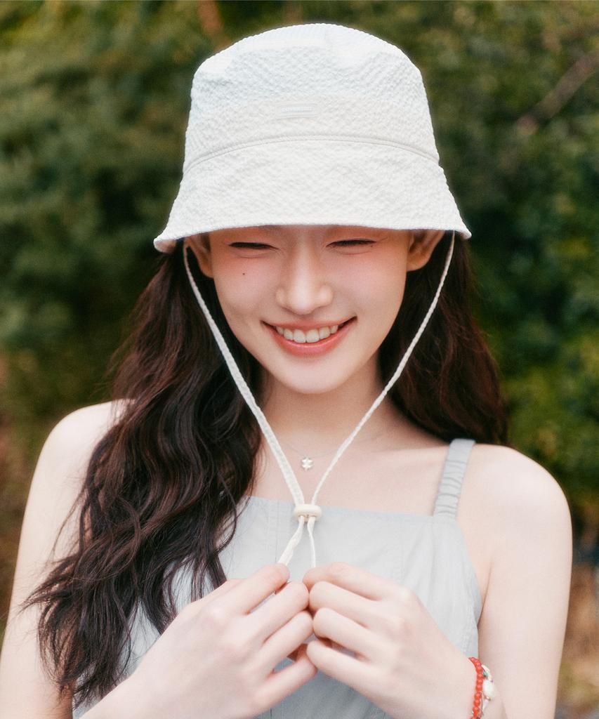 COVERNAT WOMAN Seersucker Bucket Hat Ivory