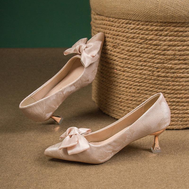 Elegantní špičaté vysoké podpatky dámské nové čínské lehké ústa jediné boty mašle rukávy vysoké podpatky družička svatba národní styl dámské boty