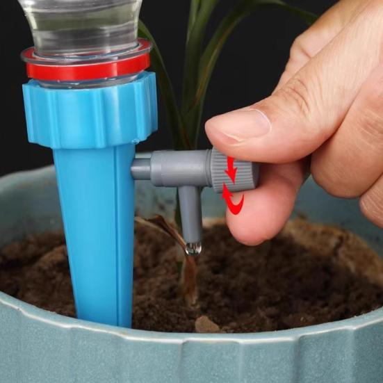 10 stuks Verstelbare Zelfbewaterende Prikkers Plantenbak Inzetstuk Druppelirrigatie Prikkers Automatische Plantenwatergeefgereedschappen Passend op Plastic Waterflessen voor Kamerplanten