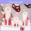 Zachte en gezellige roze gebreide kerstmuts, sneeuwpop, knuffelpop
