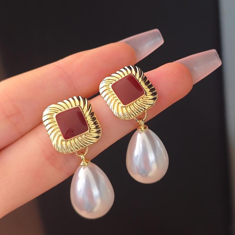 Orecchini di perle finte a goccia rossa quadrata per donna, design coreano dolce, regalo di Natale per ragazza.