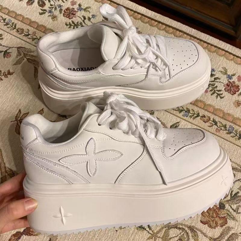 Wear-resistant high-value thick-soled fashionable little white shoes, autumn new four-leaf clover muffin heightening cute board shoes