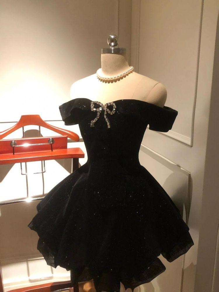 Elegant Hepburn-Style One-Shoulder Little Black Dress with Glitter Waist-Cinching for Women