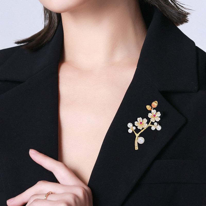 Elegant and Luxurious Plum Blossom Brooch, High-end Women's Exquisite and Fashionable Bouquet Brooch, Niche Design Sense Brooch