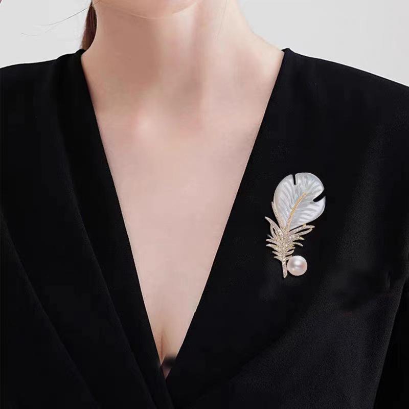 Fashion Retro Alloy Flower With Pearl Brooch Chest Flower Corsage Pearl Accessories Pin