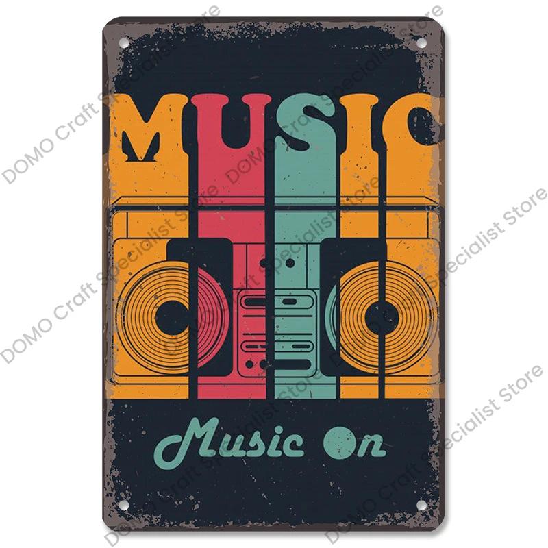 Retro muzikos metaliniai skardos ženklai - Idealiai tinka muzikos vakarėliui! Ypatumai: CD, Radijas, Gitara. Dekoracija barui, klubui, svetainei.