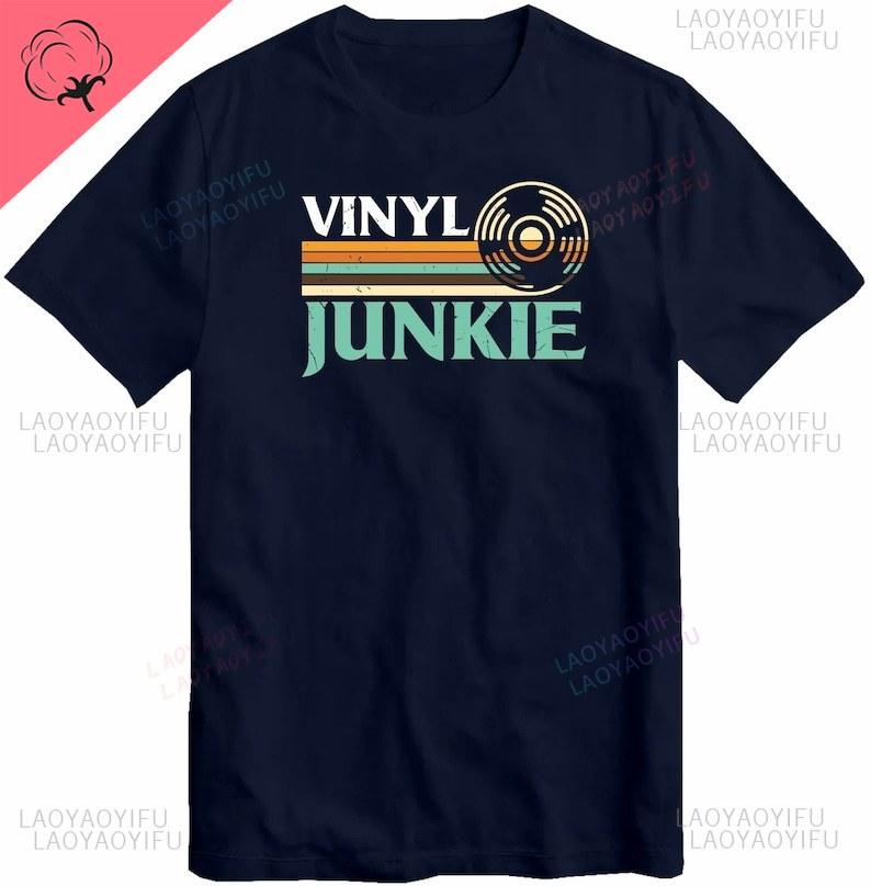 Camiseta Gráfica Vinyl Junkie Ventilate Masculina Amantes de Música Discos LP Toca-discos DJ Design Vintage Presente para Colecionador de Música Camisetas