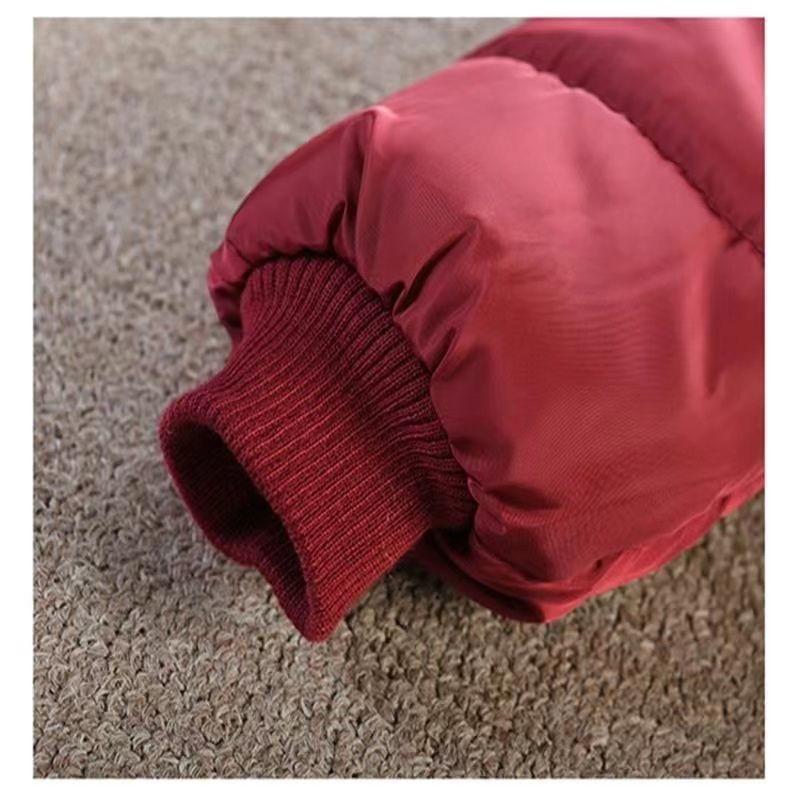 Wattierte Mädchenjacke. Mittellanger, mit Fleece gefütterter, dicker Wintermantel