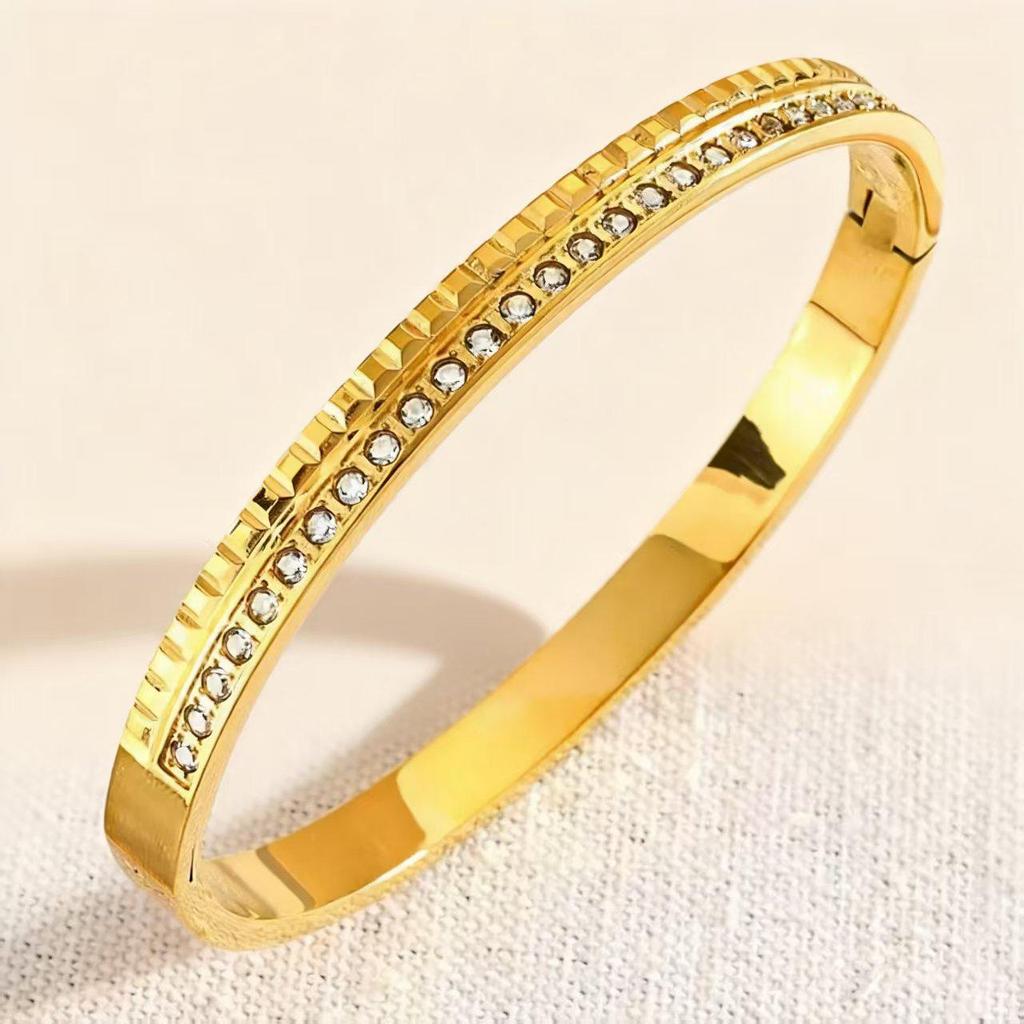 Elegant Non-Fading Titanium Steel Bracelet for Women, Gold-Plated European and American Style Stainless Steel.
