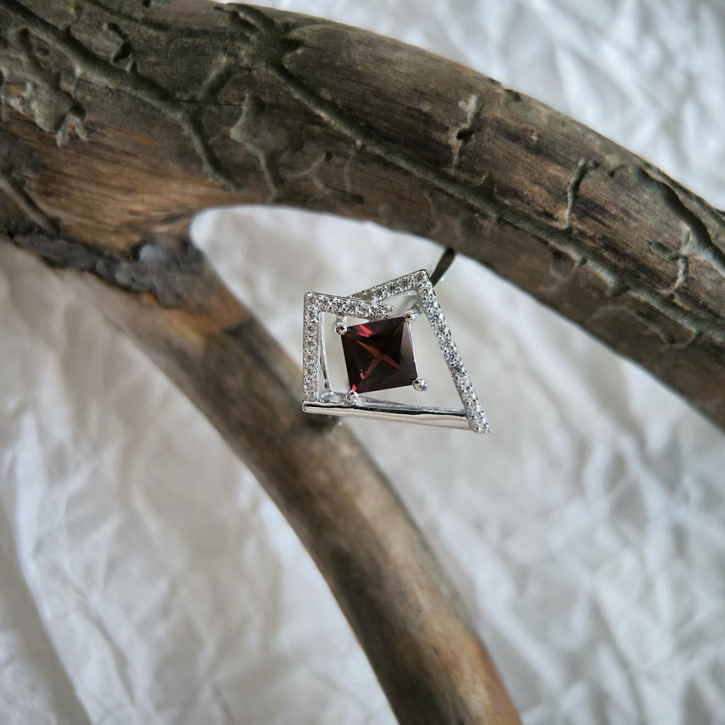 Silver Ring with Natural Garnet 1.555ct, Item Weight 3.1 G (2203971)