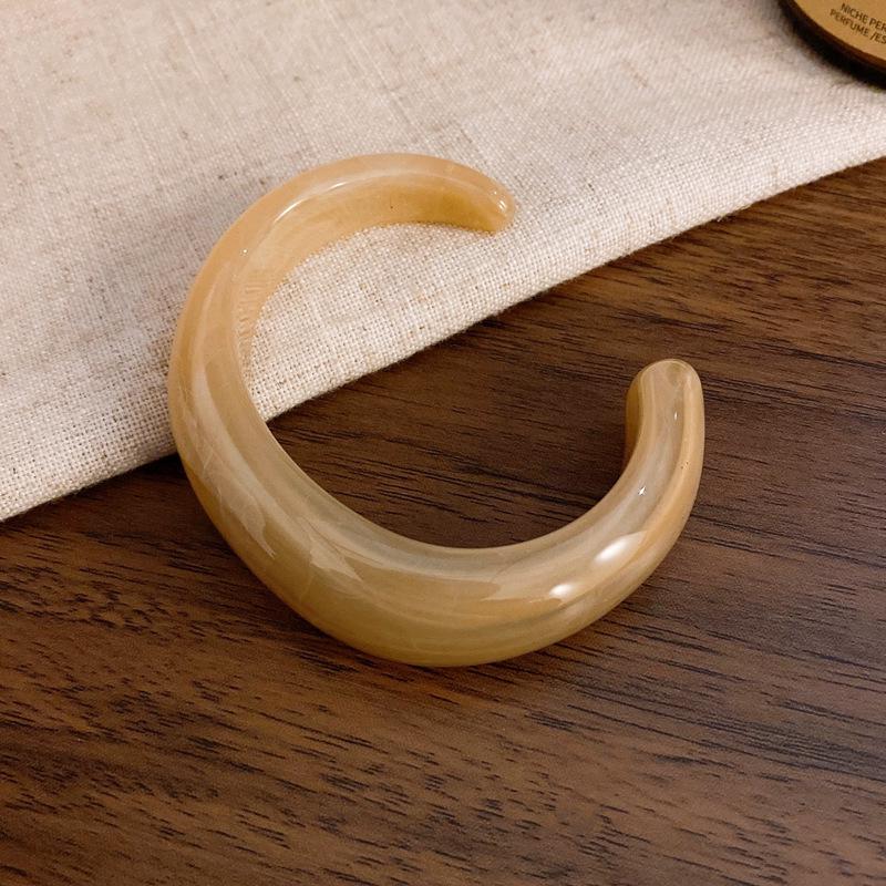Chic European & American Geometric Acrylic Bracelet – Stylish, Versatile, High-End Hand Jewelry