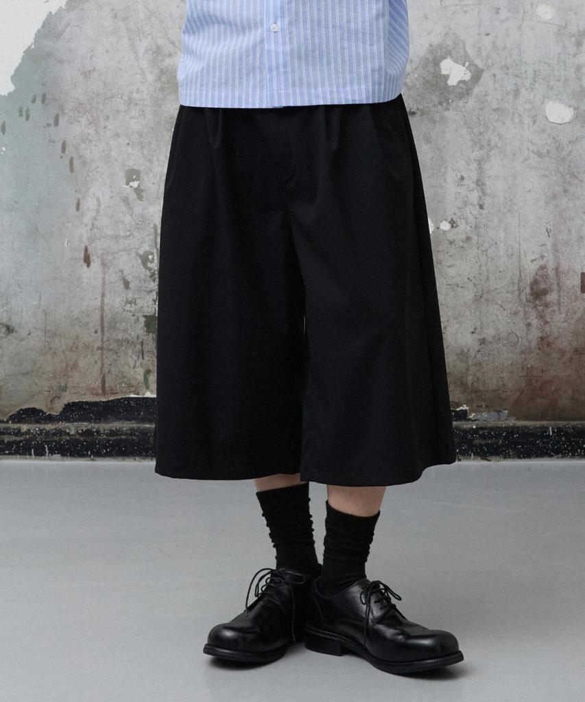 AGOD Double-Pleated Bermuda Slacks [Black]