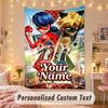 Tapiz Personalizado a Medida, Estampado de Miraculous Ladybug con Texto de Nombre Personalizado, Arte de Pared Colgante para Dormitorio