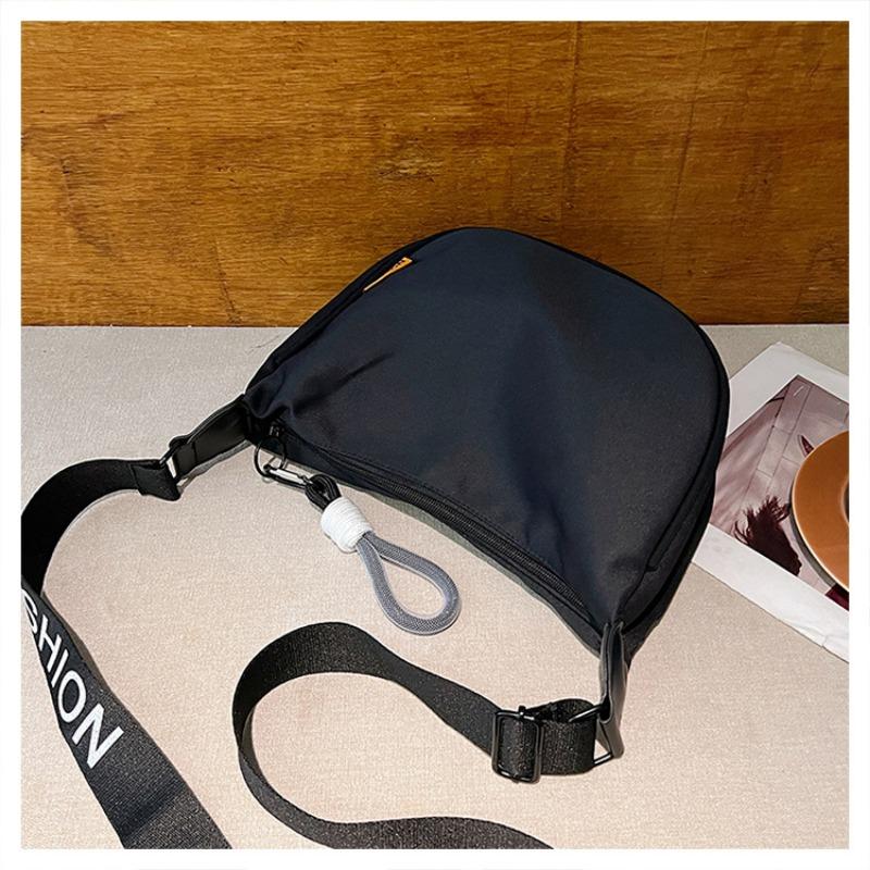 Geräumige Nylontaschen-Damen Herbst Winter Neuer Trend Mode Vielseitige Einfarbige Umhängetasche Halbmondtasche