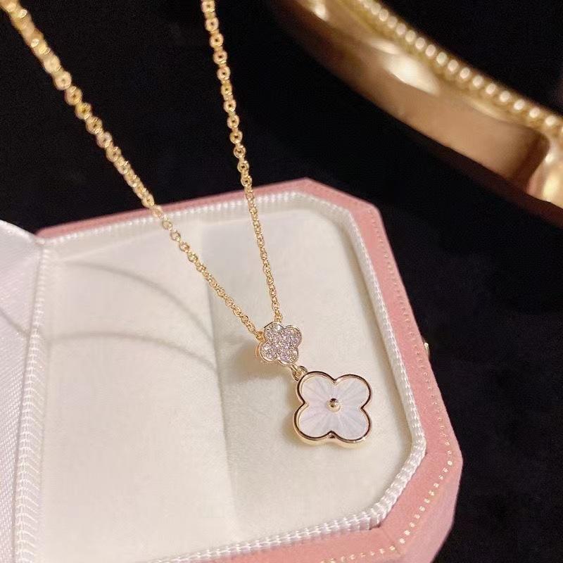 Four-Leaf Clover Necklace New Mother-Of-Pearl Pendant Light Luxury Niche Senior Temperament Gentle Sweet Women's Necklace
