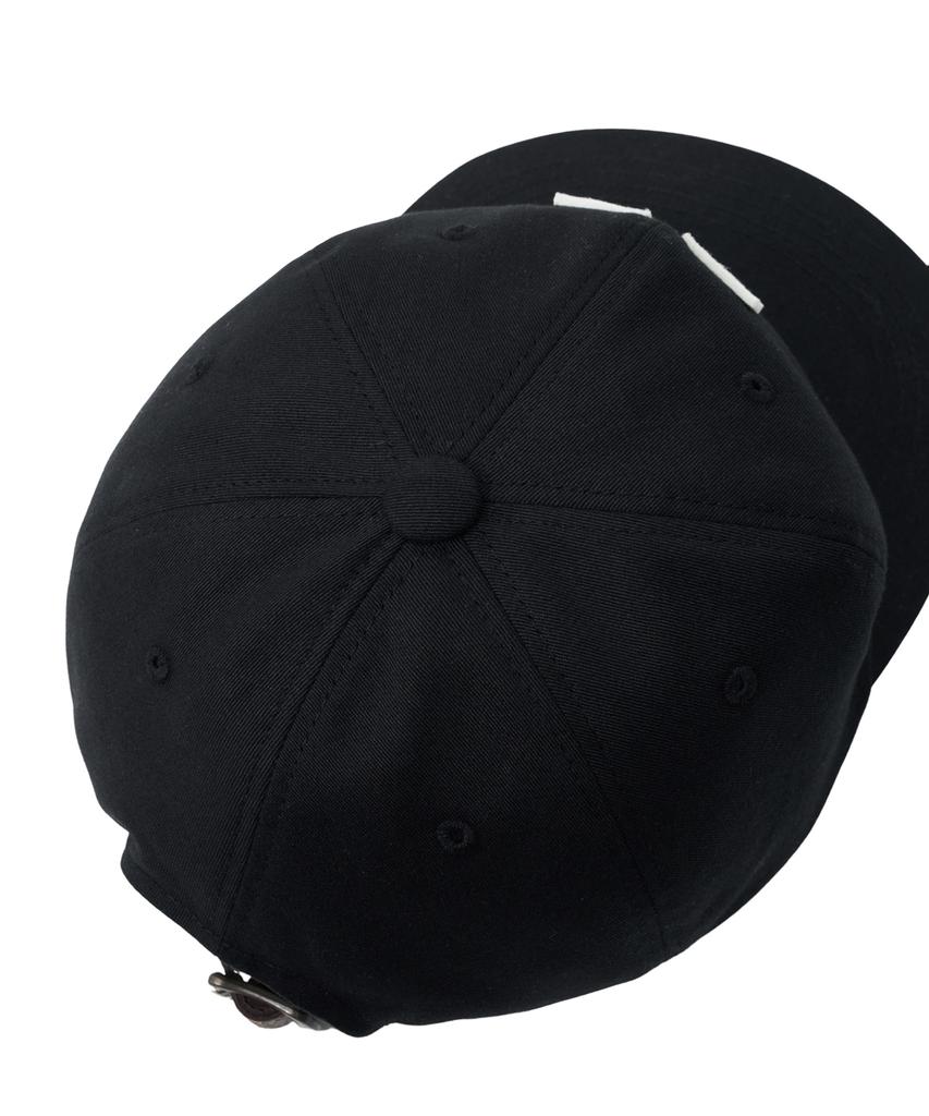 Gorra con Correa de Cuero y Logo Y de YALE_Negra