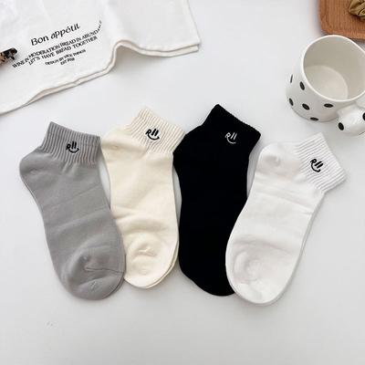 Smiley Yüz Nakışlı Çoraplar Tekne Çorapları Trend Kısa Boy Düz Renk Pamuklu Çoraplar Çok Yönlü Öğrenci Beyaz Çoraplar