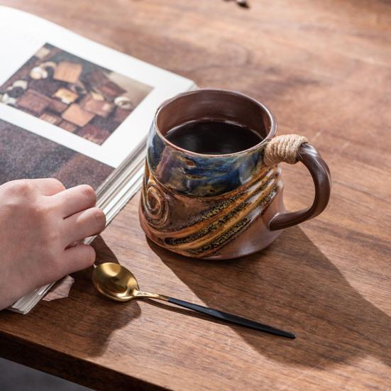 Handgjord Keramisk Mugg 320ml Vintage Te Kaffekopp med Rottinghandtag Kreativ Spiraldesign Gradientglasyr Drickvaror Heminredning Gåvor