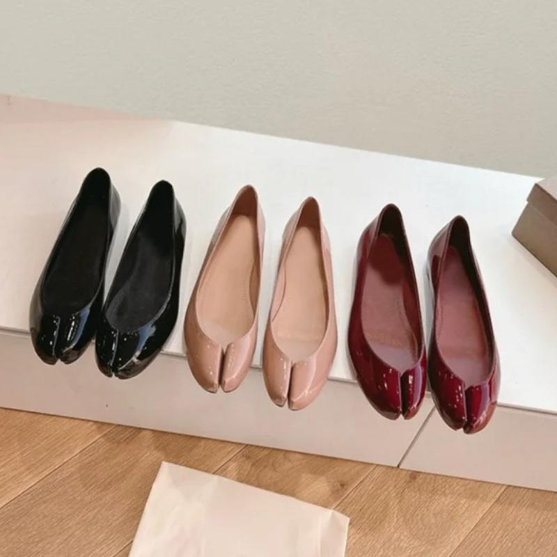 Women Tabi Ninja Ballet Flats Split Toe Mary Janes Patent Leather Party Shallow Mouth Single Shoes Solid Sandals Ladies Loafers