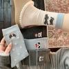 Socken mit Stickerei kleiner Hund, Graublau-Serie, Damen-Mittelwadensocken, Vielseitige Baumwollsocken, Niedliche Frotteesocken mit Cartoon-Motiv ohne Naht