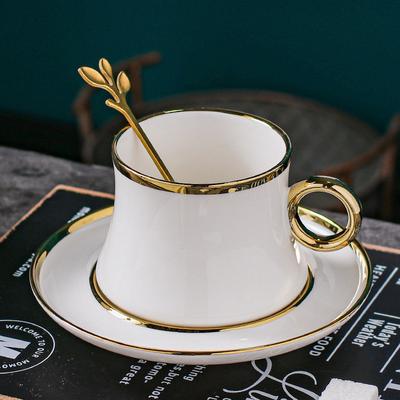 Keramik-Kaffeetassenset im europäischen Stil – Kleine Luxus-Porzellantasse mit Untertasse & Löffel, Goldrand-Design