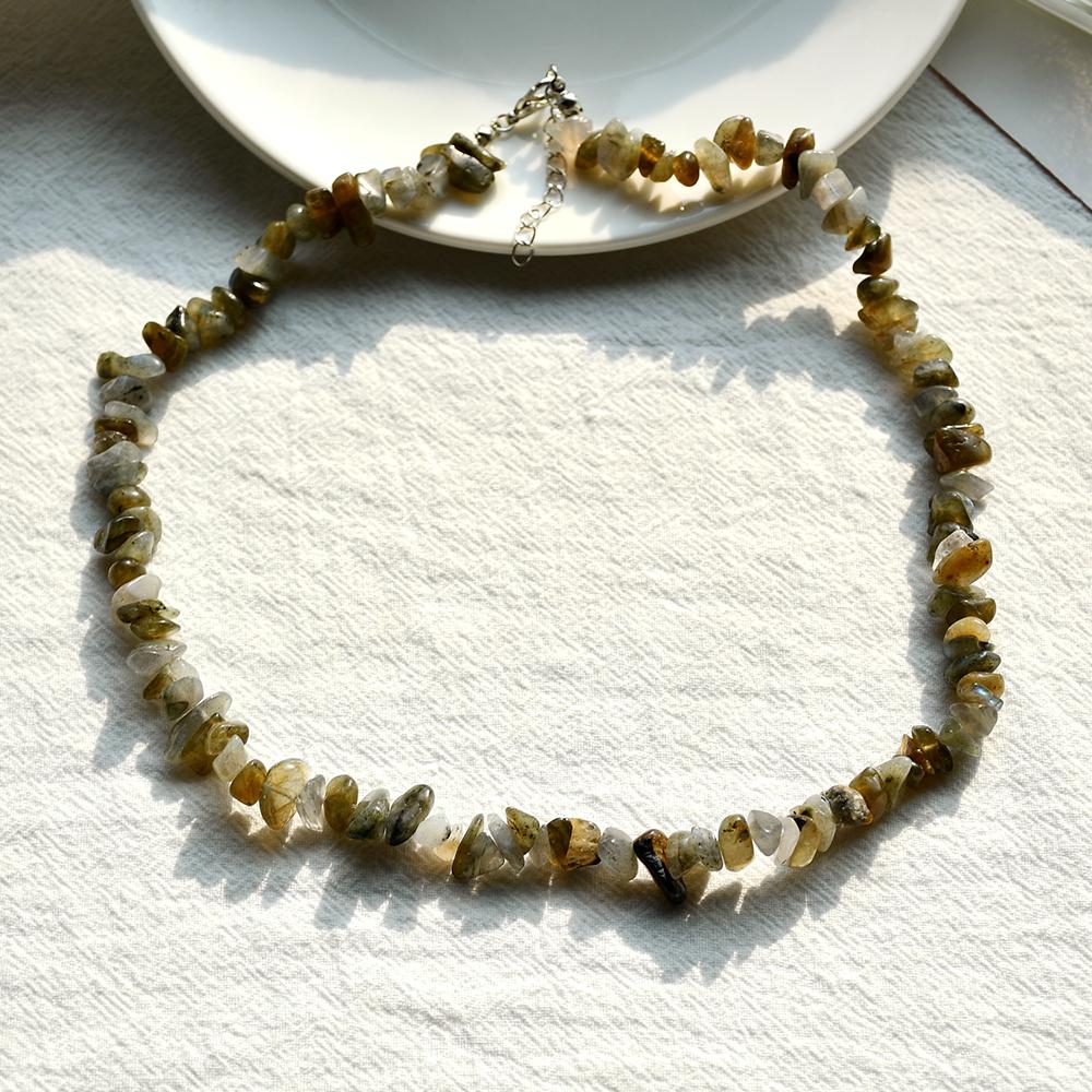 Nová móda Boho Gravel Choker Korál Avanturín Lapis Lazuli Ametyst Quartz Nepravidelné úlomky přírodního kamene Dámské náhrdelníky
