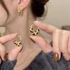 Puños de Oreja con Forma de Corazón y Estampado de Leopardo Dorado: Pendientes de Lujo Retro para Mujer con un Diseño de Nicho para Otoño/Invierno.