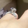 Huitan Klassieke Eeuwigheid Trouwring voor Dames 6 Klauwen Zirkonia Design Belofte Ring Verloving Jubileum Luxe Sieraden