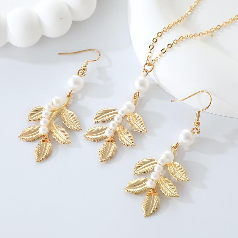 European & American Fashion Baroque Leaf Necklace with Pearl Pendant