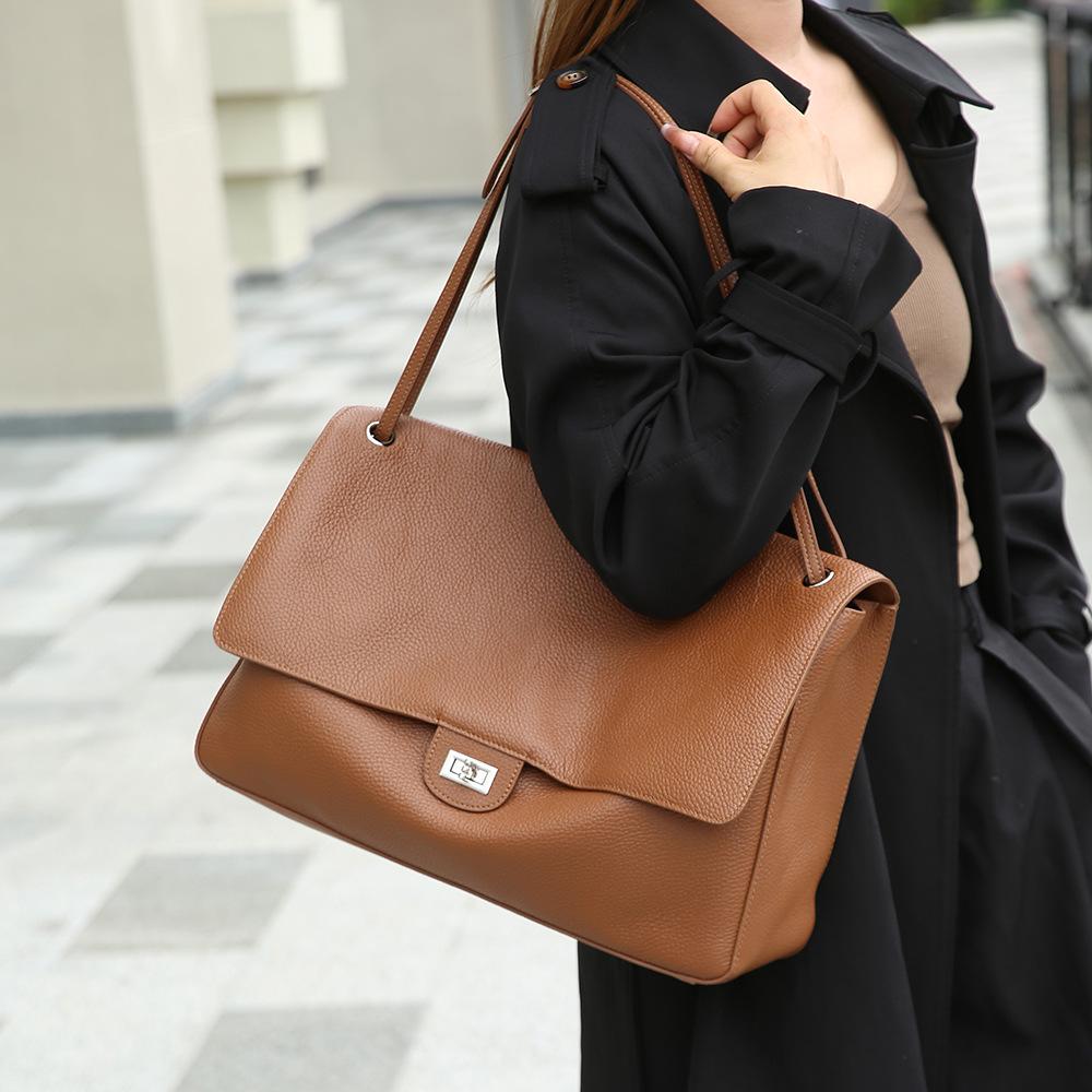 High-end and Elegant Single-shoulder Underarm Handbag Made of Genuine Leather, Women's Bag with A Flap Closure