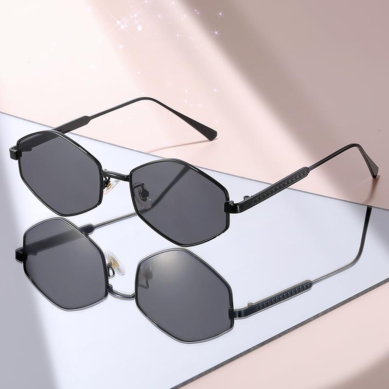 New Shiny Gold Geometric Sunglasses: Gradient Pink Lenses, Retro Octagon Frame for Beach & Fashion Outfits