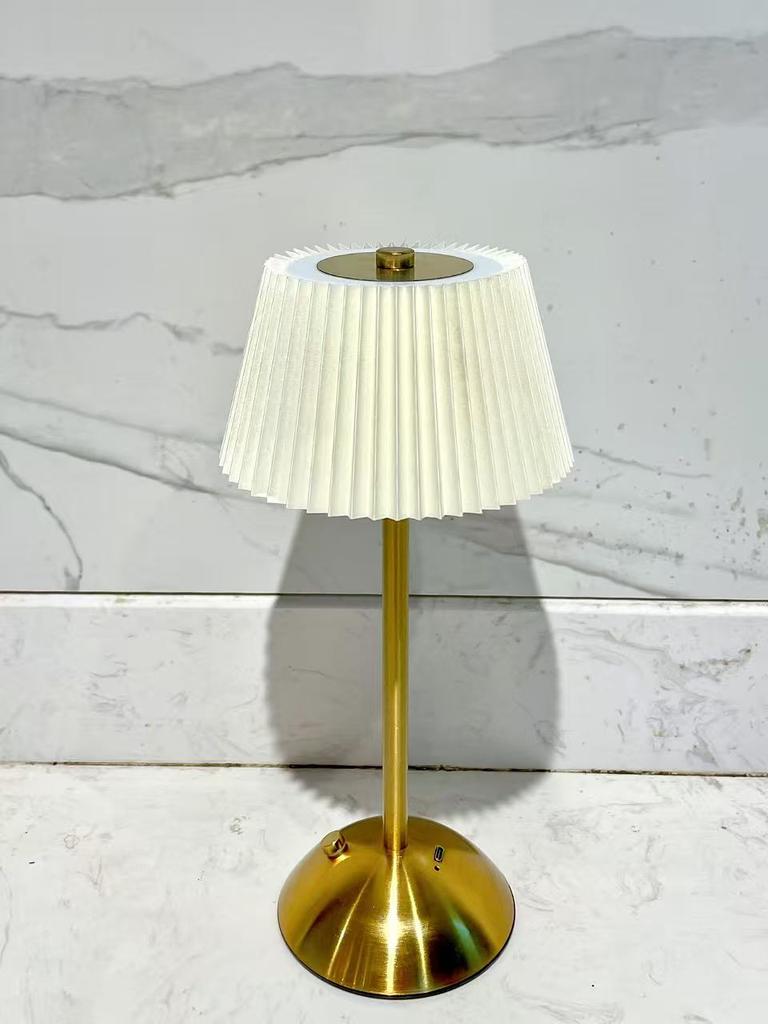 Kovová nabíjateľná LED stolná lampa s látkovým tienidlom Bezdrôtová stmievateľná Kreatívne náladové svetlo Prenosné dotykové ambientné svetlo do obývačky