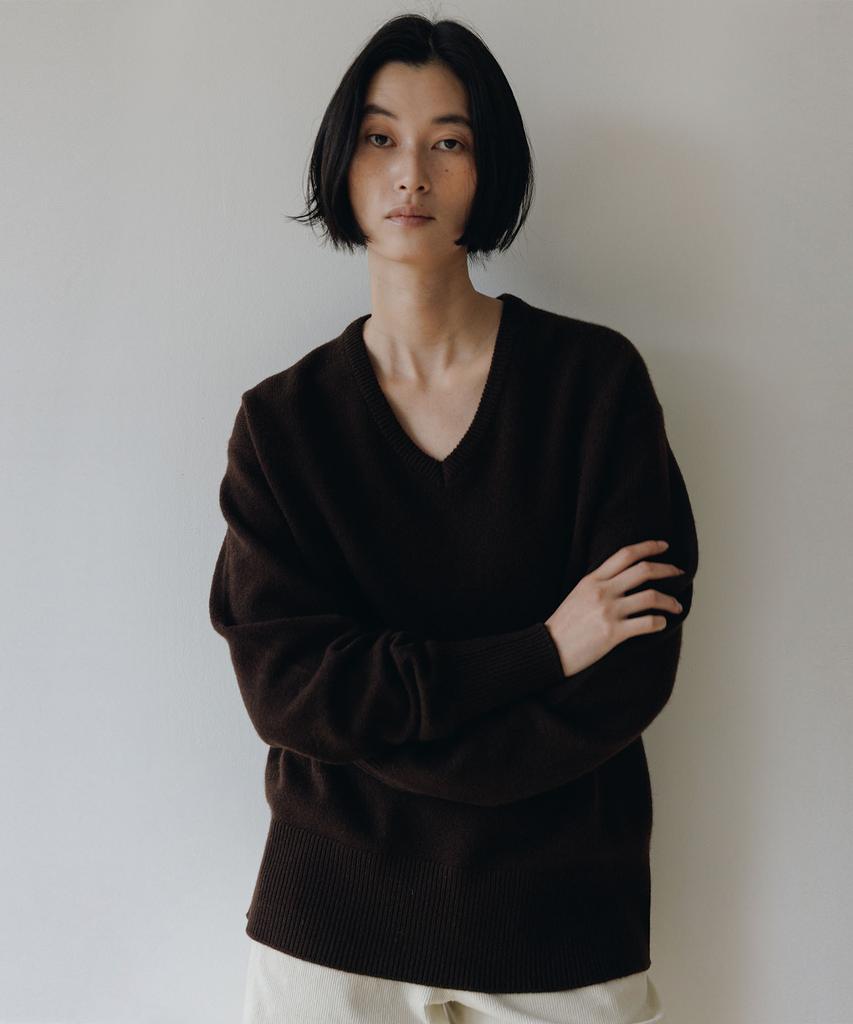 Beullaengkeulumumeon Over V-Neck Knit_Brown