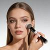 Oboustranný štětec na make-up s měkkými hustými štětinami pro podkladovou bázi, konturování, tvářenku. Ideální pro denní líčení a cestování.